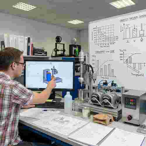 Modulare Füllanlage im Designmodus; Ingenieur prüft Viskosität, Dosierung, CAD-Daten, Whiteboard.